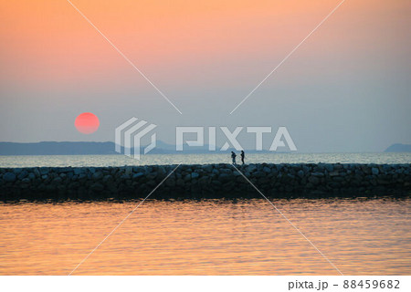 漁港の夕日　糸島7 88459682