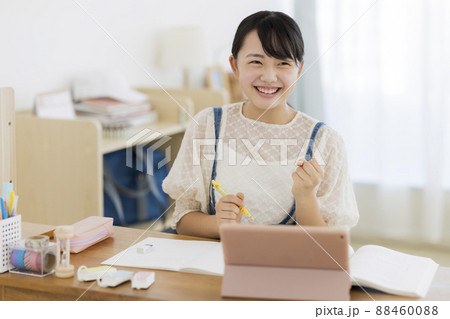 タブレットPCで勉強する女の子 オンライン学習 88460088