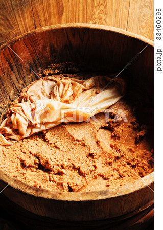 樽に仕込まれた味噌 88460293