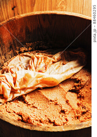 樽に仕込まれた味噌 88460295