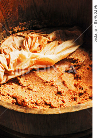 樽に仕込まれた味噌 88460296