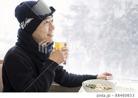 スキー場のレストハウスでビールを飲む男性 88460653