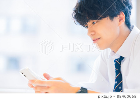 スマホを操作する高校生 撮影協力:WEEK芝大門(サンフロンティア不動産) スマホを操作する高校生 撮影協力:WEEK芝大門(サンフロンティア不動産) 88460668