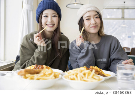 スキー場のレストランで食事をする女性友達 88460868