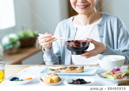 朝食を食べるシニアの女性 88460958