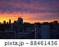 都心の真っ赤な夕焼け 88461436