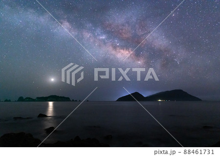 宮崎県日南市猪崎鼻から七つ岩と並ぶ大島の上に広がる星空に横に流れる天の川と灯台と共に海を照らす金星 宮崎県日南市猪崎鼻から七つ岩と並ぶ大島の上に広がる星空に横に流れる天の川と灯台と共に海を照らす金星 88461731