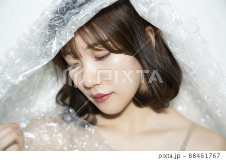 梱包材と女性のポートレート 88461767