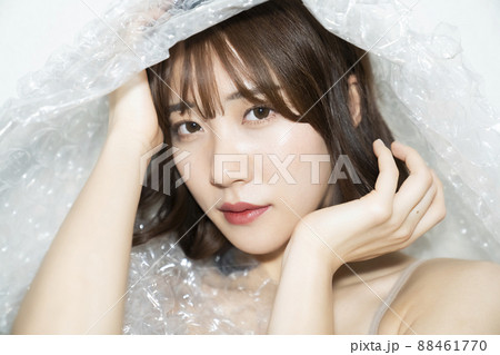 梱包材と女性のポートレート 梱包材と女性のポートレート 88461770