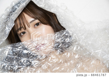 梱包材と女性のポートレート 88461787