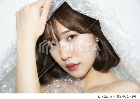 梱包材と女性のポートレート 梱包材と女性のポートレート 88461794