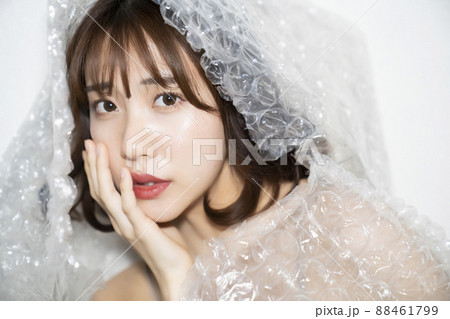 梱包材と女性のポートレート 88461799