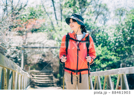 登山　トレッキング　女性 88461903