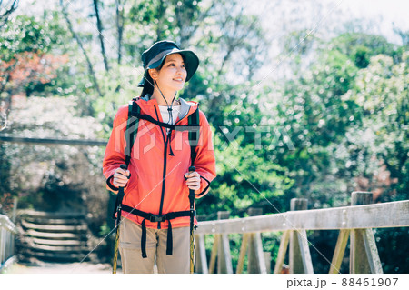 登山 トレッキング 女性 登山 トレッキング 女性 88461907
