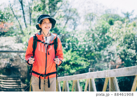 登山　トレッキング　女性 88461908