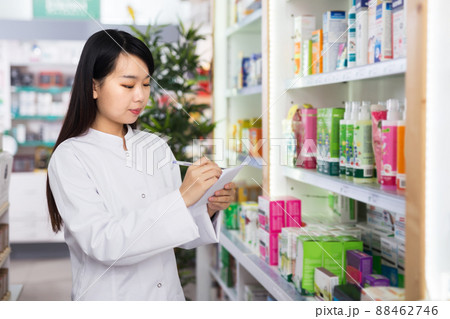 Chinese female pharmacist working in pharmacy 88462746