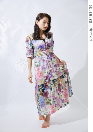 私服の若い女性　ガーリーファッション 88463459