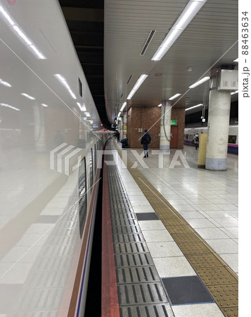 上野駅を発車する新幹線 88463634