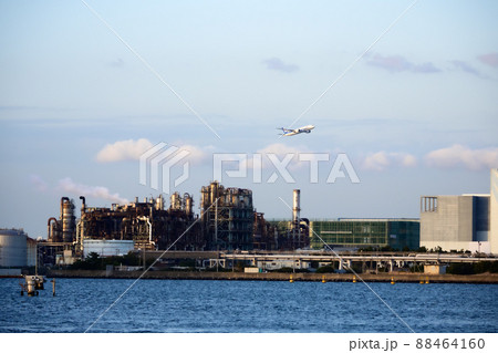 京浜工業地帯の工場プラントと上空を飛ぶ飛行機 京浜工業地帯の工場プラントと上空を飛ぶ飛行機 88464160