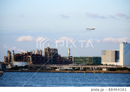 京浜工業地帯の工場プラントと上空を飛ぶ飛行機 京浜工業地帯の工場プラントと上空を飛ぶ飛行機 88464161