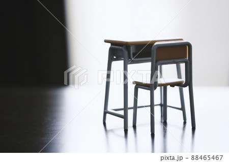 学校の机と椅子 88465467