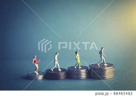 お金の上を走るミニチュアのランナー 88465482