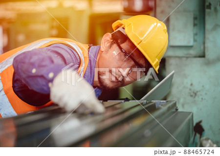 Asian Engineer worker intends to work professionally in the steel industry, high precision detail job. 88465724
