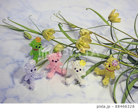 淡緑色の花アミガサユリと手作りビーズテディベア 淡緑色の花アミガサユリと手作りビーズテディベア 88466328