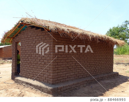 アフリカのマラウイ・ゾンバの日常風景（民家） 88466993