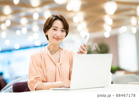 オフィスカジュアルのビジネスウーマン 88467178