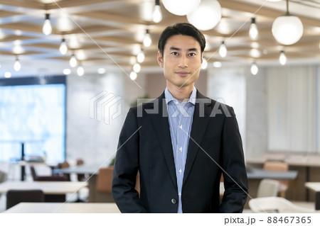 30代のビジネスマン　カメラ目線　ポートレート 88467365