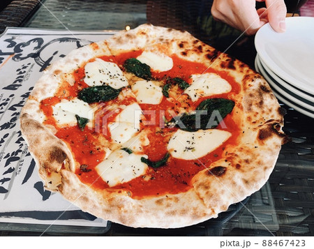 沖縄県中部にある人気イタリアンレストランENZOのピザ 88467423