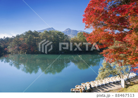 紅葉の毘沙門沼と磐梯山 紅葉の毘沙門沼と磐梯山 88467513