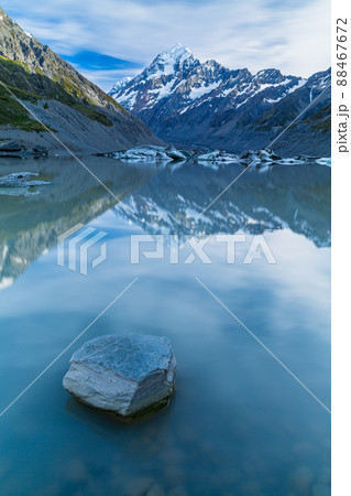 ニュージーランド　アオラキ・マウント・クック国立公園のフッカー氷河湖とアオラキ山 88467672