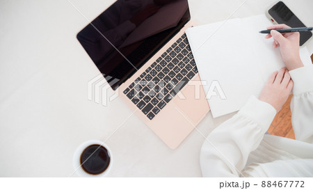 PCを開きノートにメモをとる女性の手元 PCを開きノートにメモをとる女性の手元 88467772