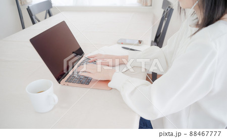 PC女性キーボードと手元 88467777