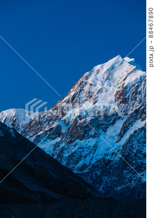 ニュージーランド　アオラキ・マウント・クック国立公園のケア・ポイントから見える夕暮れ時のアオラキ山 88467890