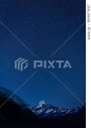 ニュージーランド アオラキ・マウント・クック国立公園のケア・ポイントから見える夜のアオラキ山と星空 ニュージーランド アオラキ・マウント・クック国立公園のケア・ポイントから見える夜のアオラキ山と星空 88467897