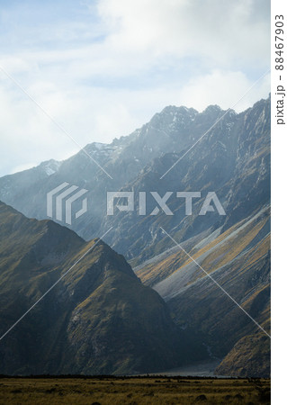 ニュージーランド　アオラキ・マウント・クック国立公園の手前にある南アルプス山脈のザ・ナンズ・ベイル 88467903