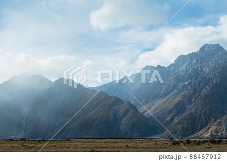 ニュージーランド　アオラキ・マウント・クック国立公園の手前にある南アルプス山脈のザ・ナンズ・ベイル 88467912
