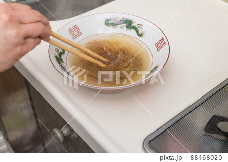 【ミドル主婦が濃厚醤油ラーメンのスープを作る】 88468020