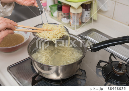 【ミドル主婦がラーメンの麺を菜箸と笊を使って茹でる】 【ミドル主婦がラーメンの麺を菜箸と笊を使って茹でる】 88468026