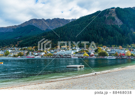 ニュージーランド　クイーンズタウンのワカティプ湖の湖畔にあるクイーンズタウン・ベイ・ビーチ 88468038