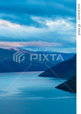 ニュージーランド　クイーンズタウンのボブス・ピークの展望台からのワカティプ湖とリマーカブルズ山脈 88468504