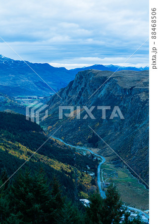 ニュージーランド　クイーンズタウンのスカイライン・ゴンドラのボブス・ピークの展望台から望む渓谷 88468506