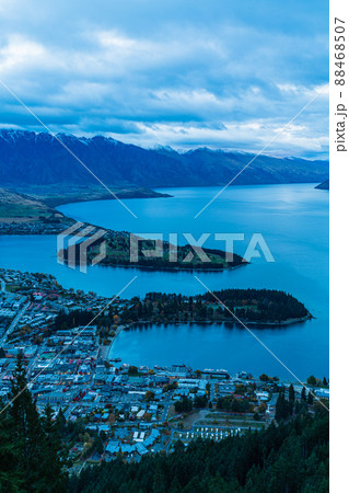 ニュージーランド　クイーンズタウンのボブス・ピークの展望台からのワカティプ湖と山脈と街並み 88468507