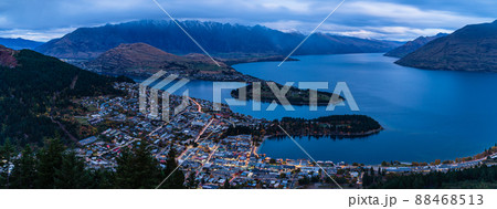 ニュージーランド クイーンズタウンのボブス・ピークの展望台から望む夕暮れ時のワカティプ湖と街並み ニュージーランド クイーンズタウンのボブス・ピークの展望台から望む夕暮れ時のワカティプ湖と街並み 88468513