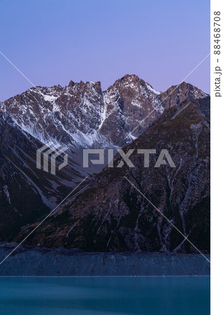 ニュージーランド　夕暮れ時のアオラキ・マウント・クック国立公園のタスマン氷河湖とザ・ナンズ・ベイル 88468708