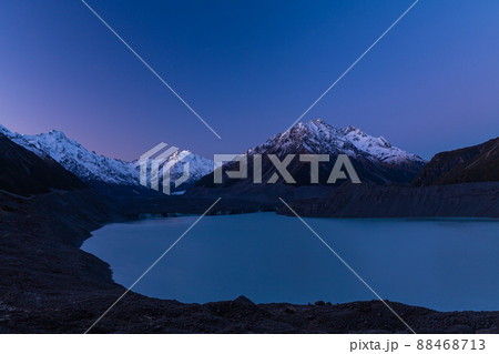 ニュージーランド　夕暮れ時のマウント・クック国立公園内のタスマン氷河湖とモルト・ブラン 88468713