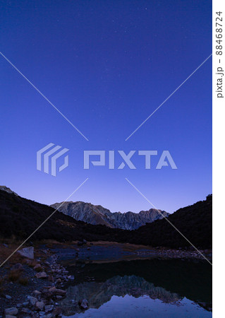 ニュージーランド アオラキ・マウント・クック国立公園横のブルー湖からのザ・ナンズ・ベイルと星空 ニュージーランド アオラキ・マウント・クック国立公園横のブルー湖からのザ・ナンズ・ベイルと星空 88468724